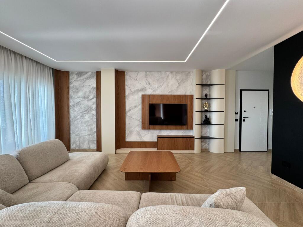 Shitet Papafingo luksoze në vijë të parë të detit, në Plazh pranë Hotel Adriatik.