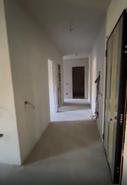 Vendesi in vendita 2+1+2 vicino alla rotatoria di Shkoza