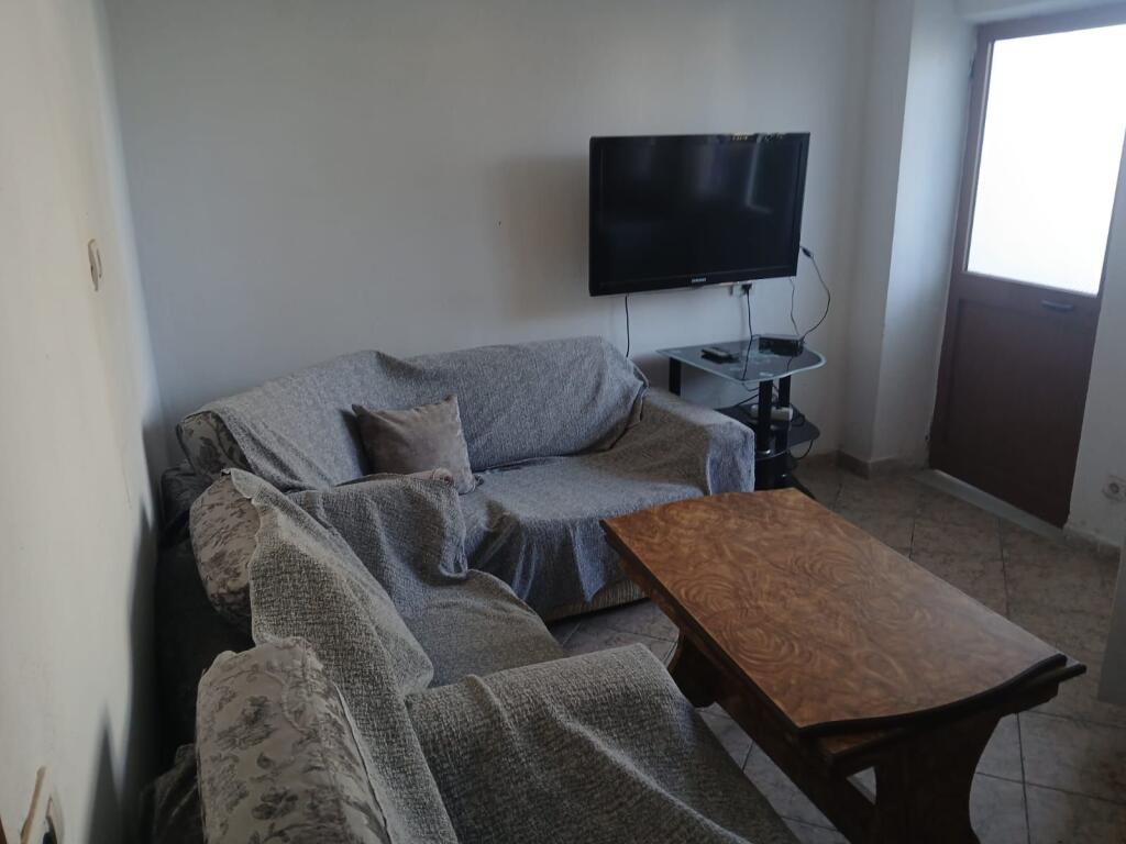 🏡 APARTAMENT ME QIRA –  QYTET STUDENTI