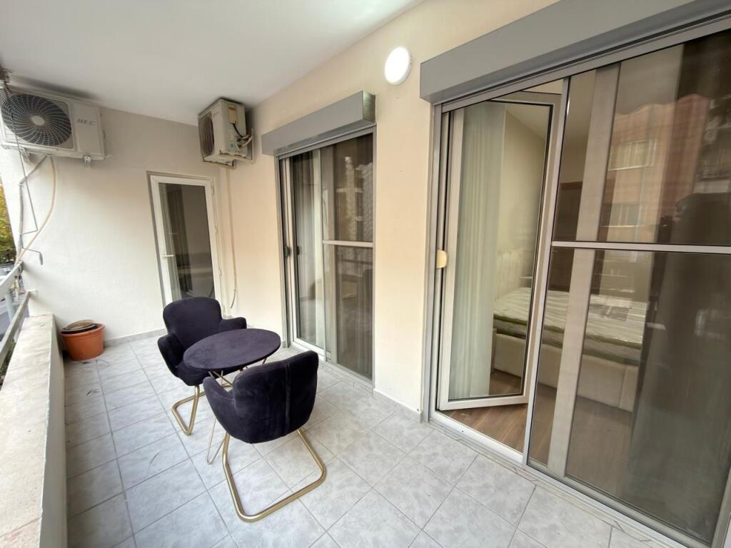 📣Vendesi appartamento 2+1+2 📍 Misto Mame, palazzi Çabej – Via Thoma Koxhaj 📐 101 m² | 2° piano con ascensore 📑 Con ipoteca – possibilità di acquisto con credito 🛋️ Completamente arredato, mai abitato prima 🌅 Orientamento Ovest 🌀 Corridoio distributore 🏠 Balcone che collega tutti gli ambienti 💶 Prezzo: 160 Milioni Leke 📞 Contatto: