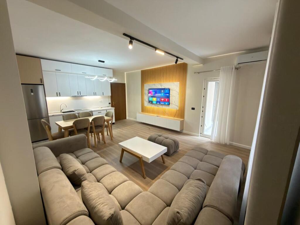 📣Vendesi appartamento 2+1+2 📍 Misto Mame, palazzi Çabej – Via Thoma Koxhaj 📐 101 m² | 2° piano con ascensore 📑 Con ipoteca – possibilità di acquisto con credito 🛋️ Completamente arredato, mai abitato prima 🌅 Orientamento Ovest 🌀 Corridoio distributore 🏠 Balcone che collega tutti gli ambienti 💶 Prezzo: 160 Milioni Leke 📞 Contatto: