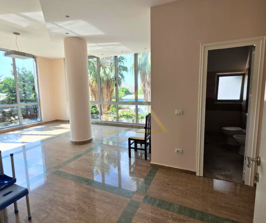 Jepet me Qira – Hotel në Plazh 13, Durrës