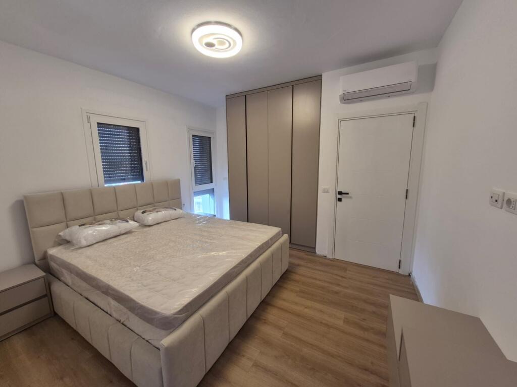 1+1,i mobiluar per here te pare,shkolle e kuqe qender,700 euro