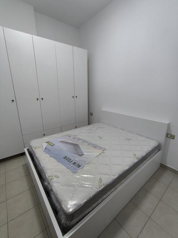 Jepet me qera apartamenti 1+1 , Rruga 5 maj . prapa concord center , te big market  Cmimi: 400 mije leke