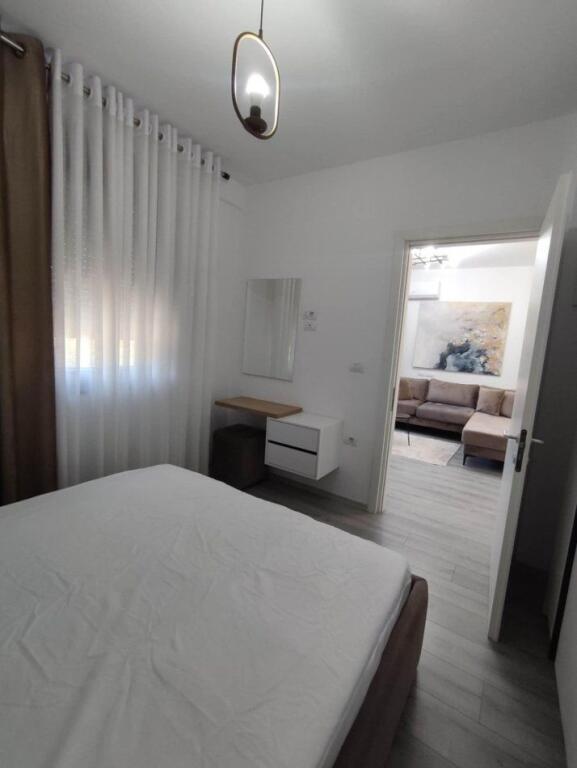 Jepet Apartament 1+1 me qira  prane  Amerikan 3  