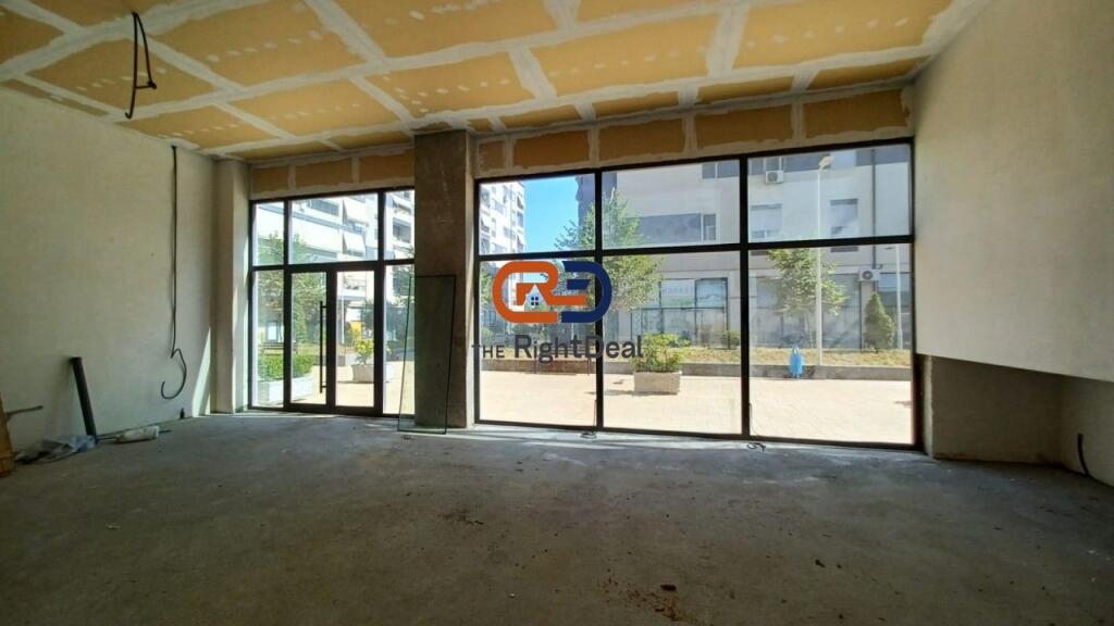 A Kinostudio, Vendesi Unità Commerciale, Con Pianta Regolare e Facciata in Vetro su Entrambi i Lati!!!