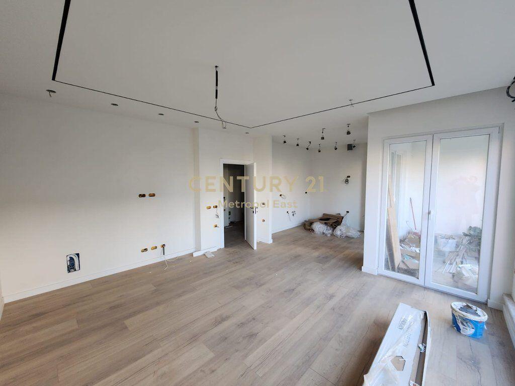 SHITET AMBIENT PER ZYRA TEK 21-DHJETORI 320,000 €