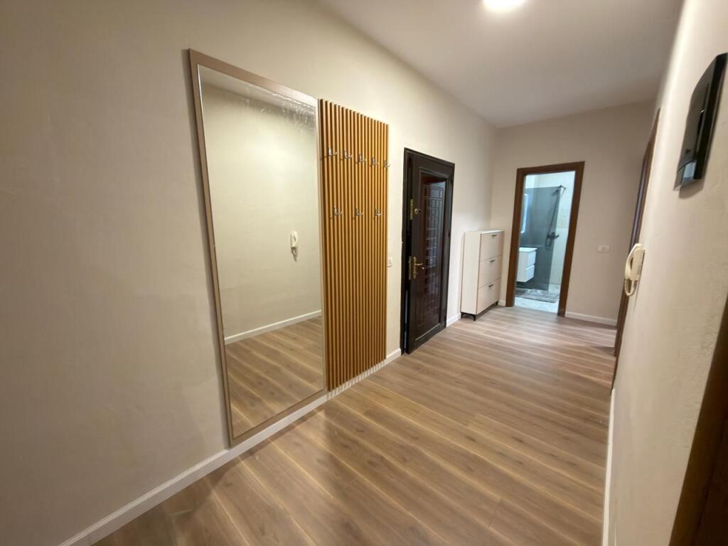 📣Vendesi appartamento 2+1+2 📍 Misto Mame, palazzi Çabej – Via Thoma Koxhaj 📐 101 m² | 2° piano con ascensore 📑 Con ipoteca – possibilità di acquisto con credito 🛋️ Completamente arredato, mai abitato prima 🌅 Orientamento Ovest 🌀 Corridoio distributore 🏠 Balcone che collega tutti gli ambienti 💶 Prezzo: 160 Milioni Leke 📞 Contatto: