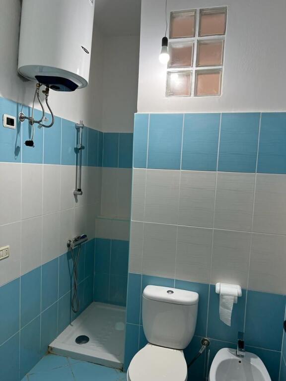 Appartamento in Affitto 2+1+2WC, Lungomare con Vista Mare, Prima Linea. VLORE