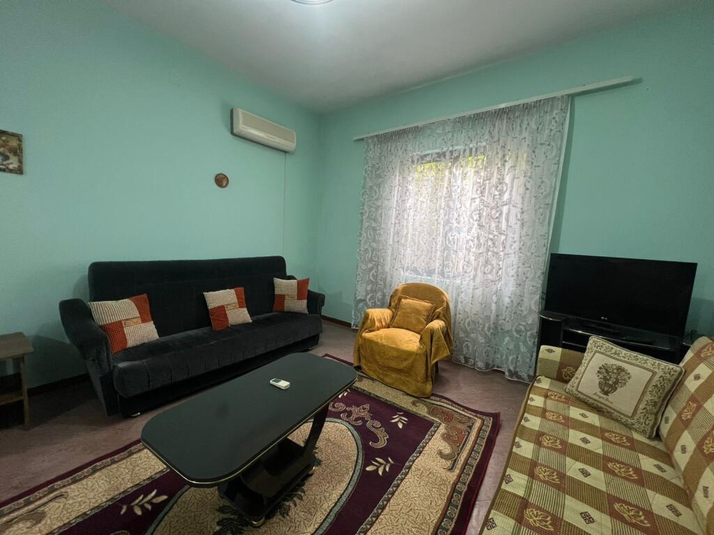 Jepet me qira apartament 1+1 tek zona 21 Dhjetori, përballë Vila 15.