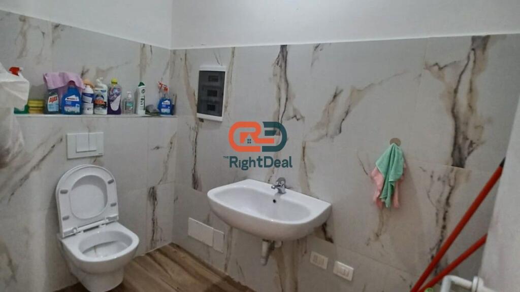 Tek Donika Center, Jepet Me Qira Njesi Biznesi Me Planimetri Te Rregullt, Ne Kompleks Shume Cilesor!!!