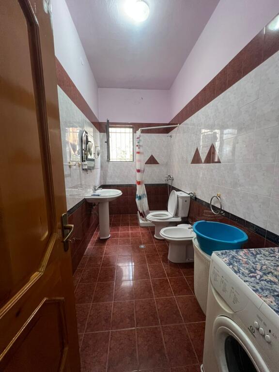 Jepet me qira apartament 1+1 tek zona 21 Dhjetori, përballë Vila 15.