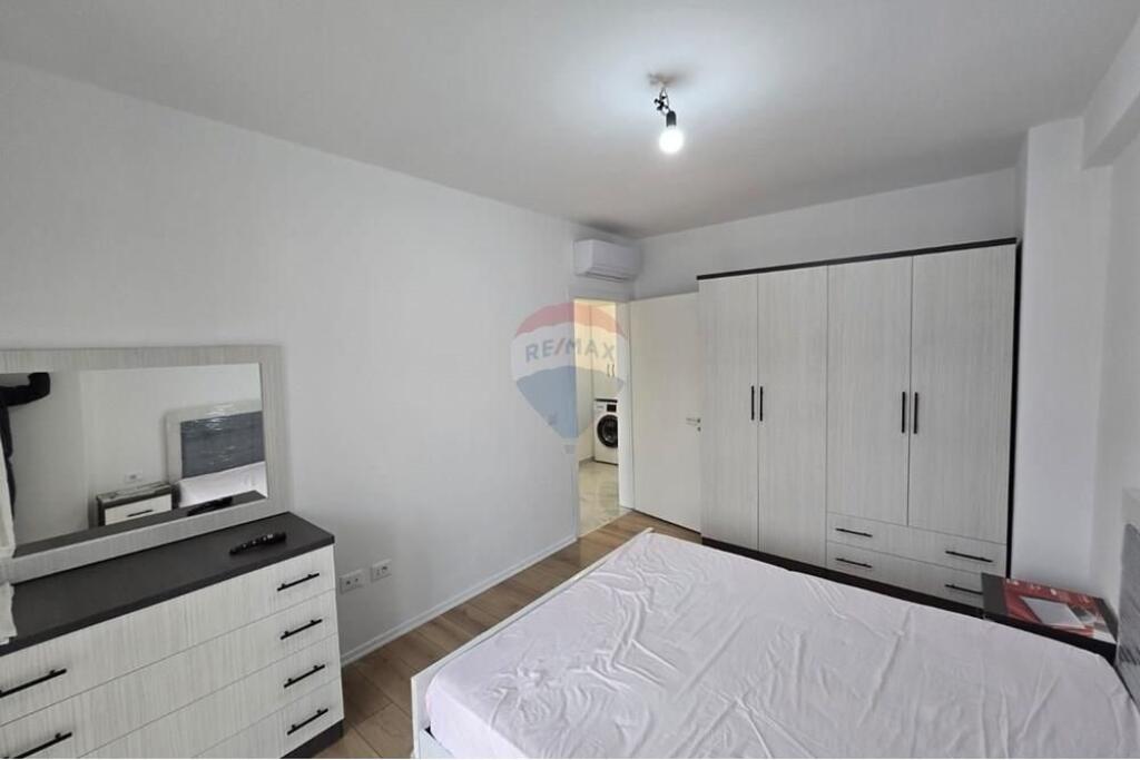 Jepet apartament 1+1+parkim me qira tek Shkolla Baletit.