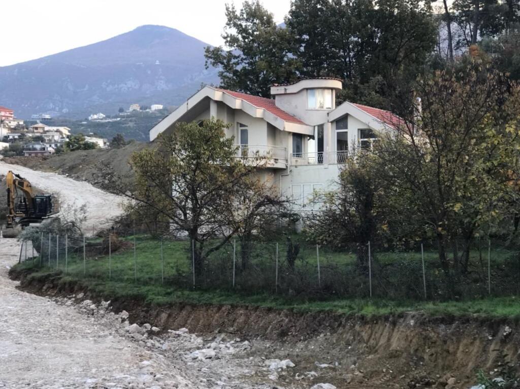 SHITET VILE DY KATESHE MEE SIPERFAQE 247 M2