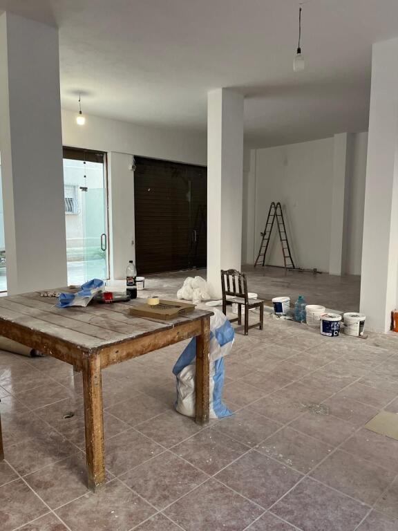 Jepet me qera ambjent biznesi te Komuna e Parisit