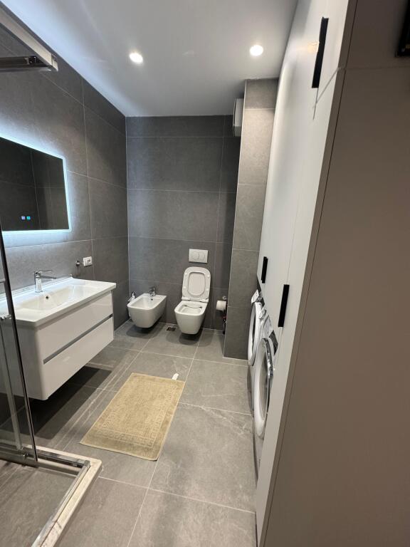 📣Affitto Appartamento 2+1📍Via Elbasani 🛣️Vicino alla Facoltà di Economia✨✨  🏢Nuova costruzione 🪜3° piano  🛋️Arredato  📐Superficie 102 m2 ☀️Orientamento Sud-Est 🔹Con 2 posti auto  💶Prezzo:1000€