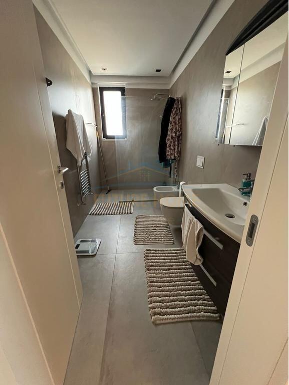 Shitet, Vilë individuale San Pietro Residence, Gjiri I Lalëzit.