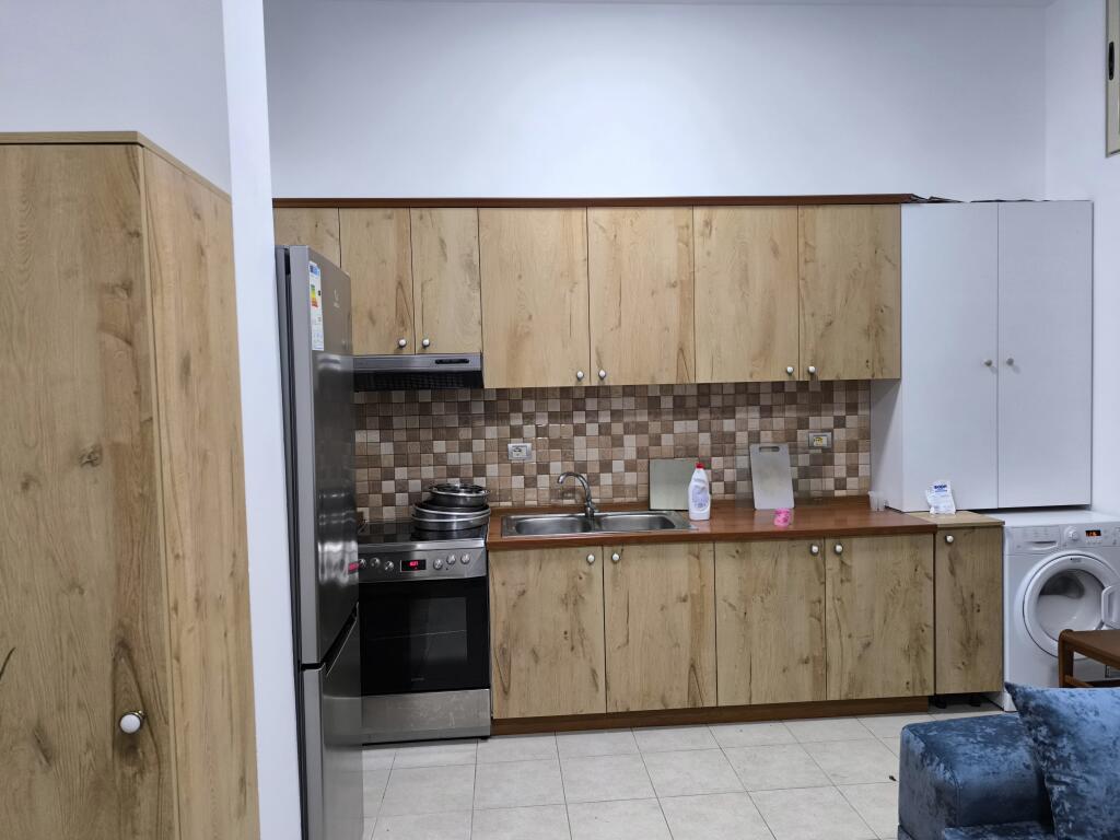 Jepet me qera apartamenti 1+1 , Rruga 5 maj . prapa concord center , te big market  Cmimi: 400 mije leke