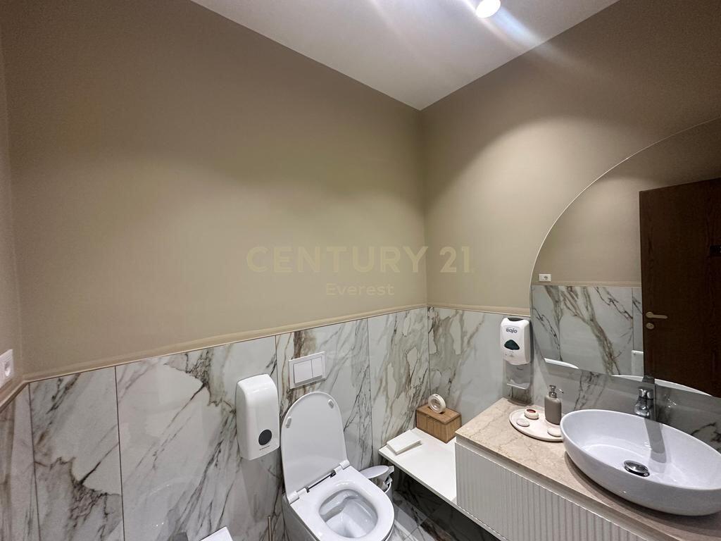 KOMPLEKSI KIKA 2, ZYRE PER QIRA 1,800 € /Muaj