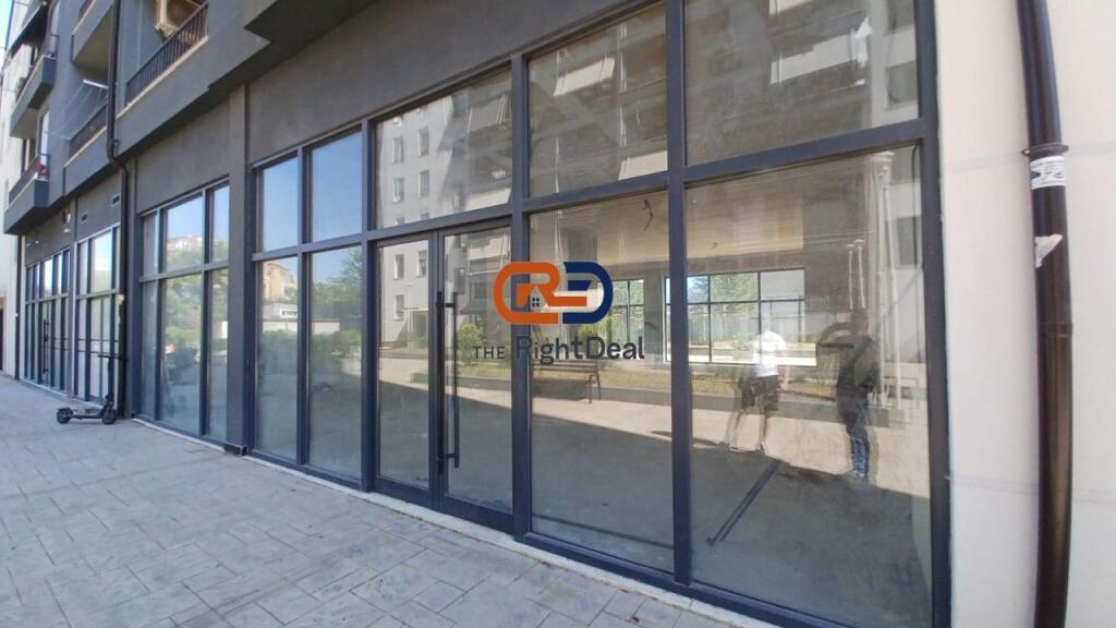 A Kinostudio, Vendesi Unità Commerciale, Con Pianta Regolare e Facciata in Vetro su Entrambi i Lati!!!