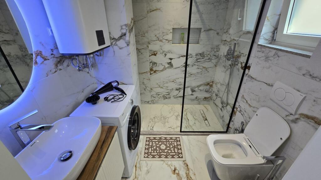 APARTAMENT ME QERA - BLLOK Jepet apartament 1+1 me qera. I sapo restauruar . Rruga Abdyl frasheri. Bllok. 1000€