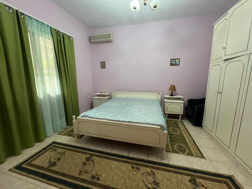 Jepet me qira apartament 1+1 tek zona 21 Dhjetori, përballë Vila 15.