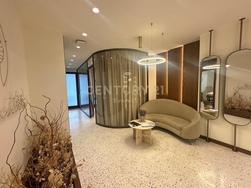 KOMPLEKSI KIKA 2, ZYRE PER QIRA 1,800 € /Muaj