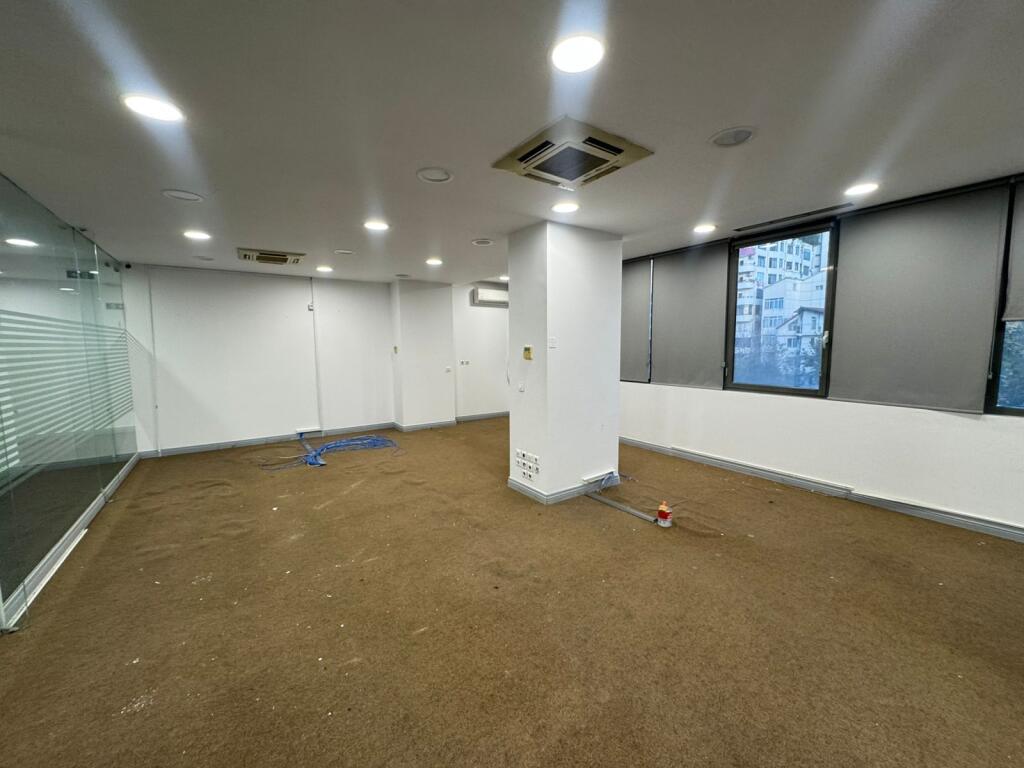 Locale commerciale presso Logos vicino a Ring Center  Prezzo 2500€\mese  Superficie 260 m2  Piano 3 palazzo con ascensore