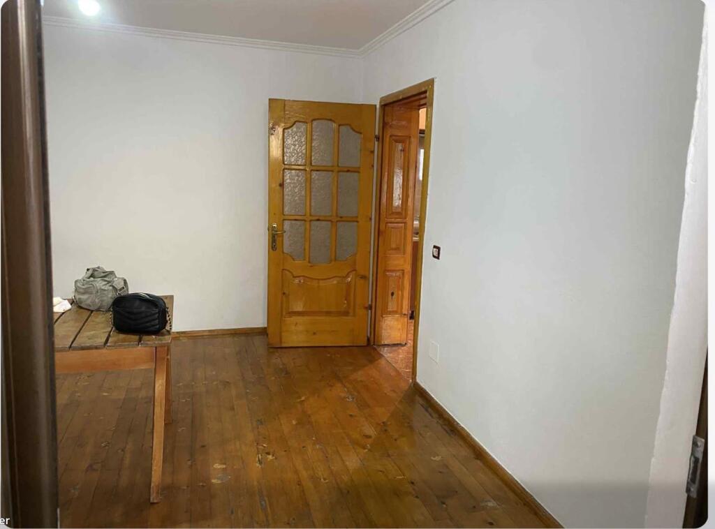 Apartament 1+1 me Qera i pamobiluar në Rrugën Vangjel Capo, pranë shkollës Bajram Curri, në Tiranë.
