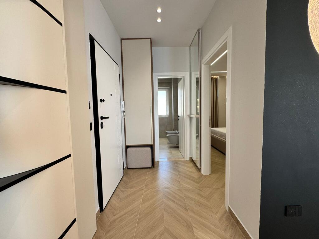 Shitet Papafingo luksoze në vijë të parë të detit, në Plazh pranë Hotel Adriatik.