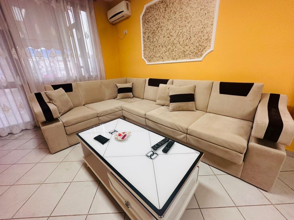 2+1,i mobiluar ne qender,cmimi 700 euro