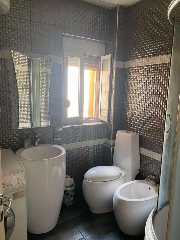 APARTAMENT ME QERA 1+1 - RRUGA E DURRESIT, PERBALLE HOTEL COLOSSEO Jepet me qera apart 1+1. 500 euro