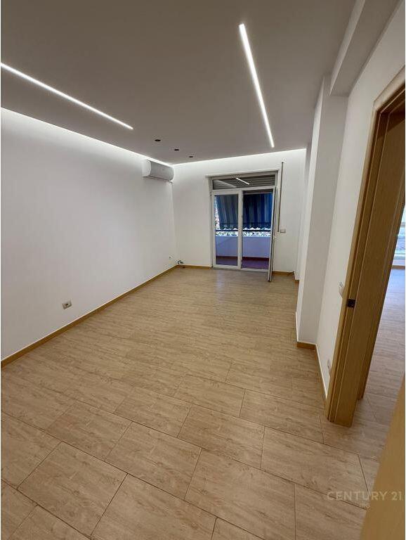 Ambient per zyra tek Rruga e Kavajes. 750 € /Muaj