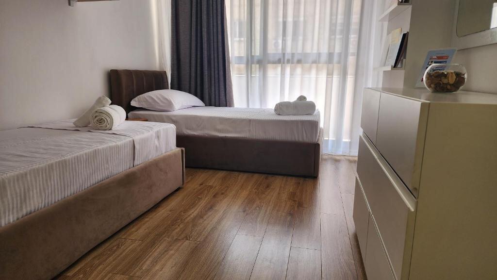 🏡 Jepet me qira apartament 2+1 – Rruga e Kavajës, Tiranë  📍 Vendndodhja: Rruga e Kavajës 🏢 Kati: 2 me ashensor 📐 Sipërfaqja: 80 m² 💶 Çmimi: 800 € / muaj