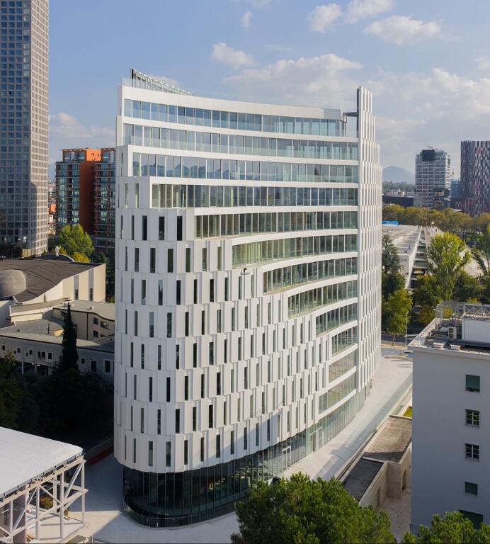 SHITET ZYRE SHITET ZYRE 515 M2 QENDER 3.200.000 EURO