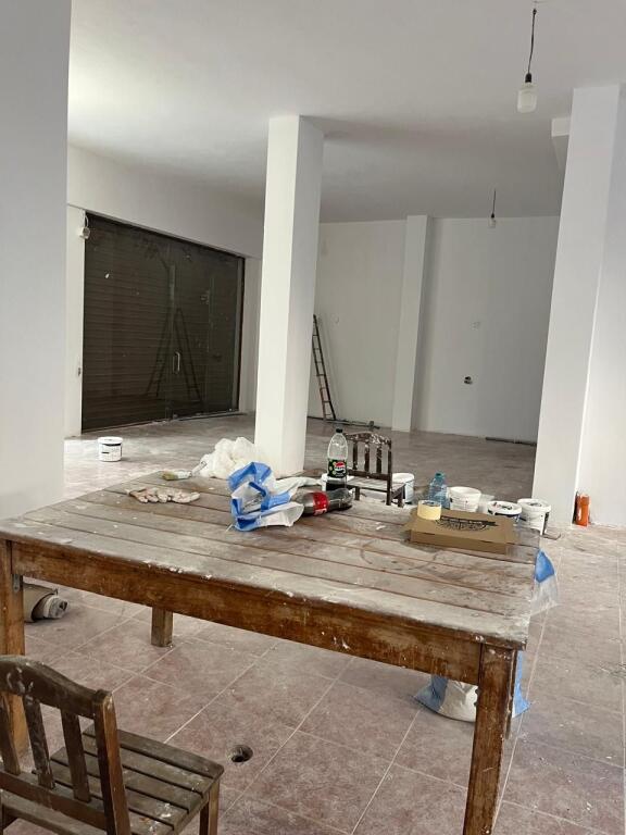 Jepet me qera ambjent biznesi te Komuna e Parisit