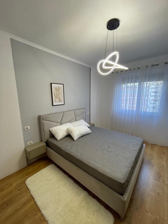 Qira Apartament 1+1 prane Bar Artisti , Astir