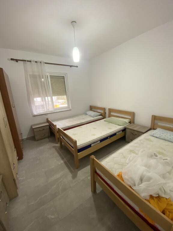 2+1,i mobiluar kat vile,te 2 palmat ne astir,450 euro