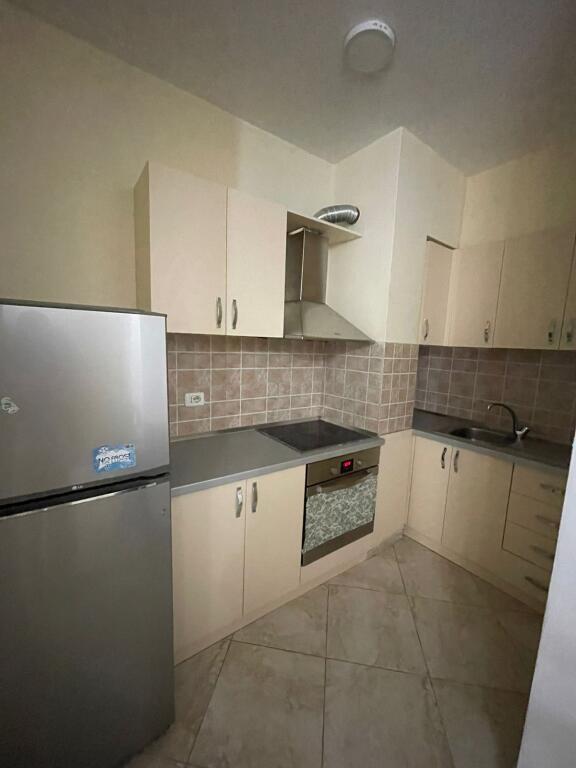 🏠JEPET ME QIRA Garsoniere  📍Rruga e Barrikadave💶 Çmimi : 500€/Muaj🏢Kati: 3, me ashensor