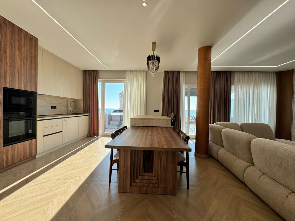 Shitet Papafingo luksoze në vijë të parë të detit, në Plazh pranë Hotel Adriatik.