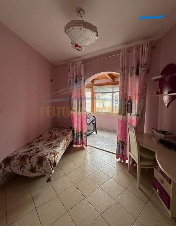 Shitet Apartament 2+1 – Unaza e Re, pranë bar “Xhamero”