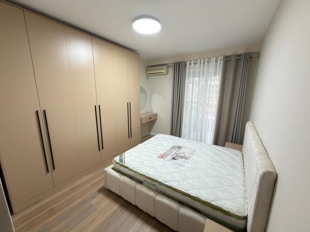 📣Vendesi appartamento 2+1+2 📍 Misto Mame, palazzi Çabej – Via Thoma Koxhaj 📐 101 m² | 2° piano con ascensore 📑 Con ipoteca – possibilità di acquisto con credito 🛋️ Completamente arredato, mai abitato prima 🌅 Orientamento Ovest 🌀 Corridoio distributore 🏠 Balcone che collega tutti gli ambienti 💶 Prezzo: 160 Milioni Leke 📞 Contatto: