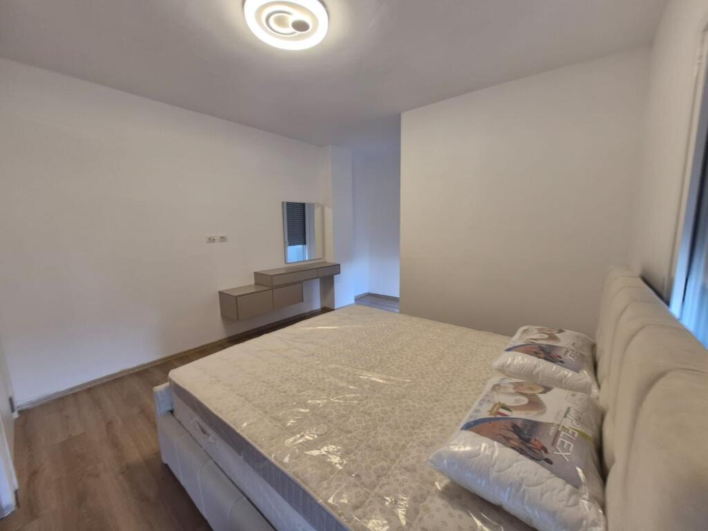 1+1,i mobiluar per here te pare,shkolle e kuqe qender,700 euro