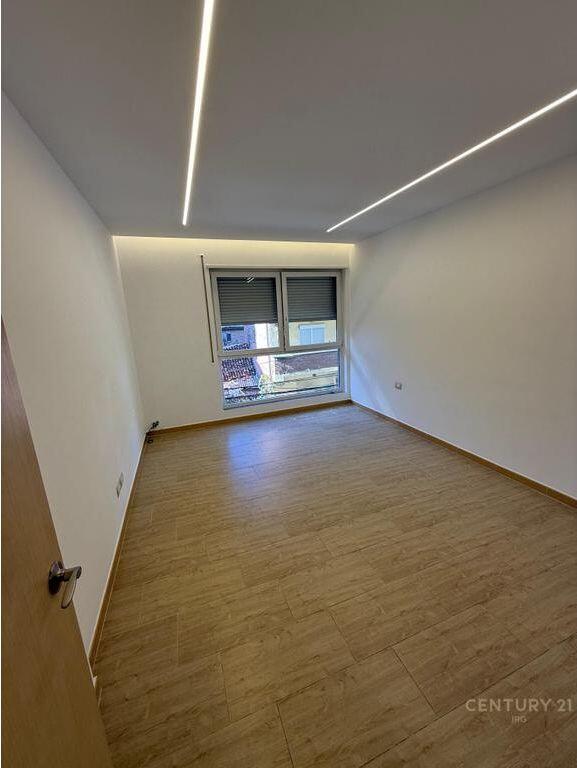 Ambient per zyra tek Rruga e Kavajes. 750 € /Muaj