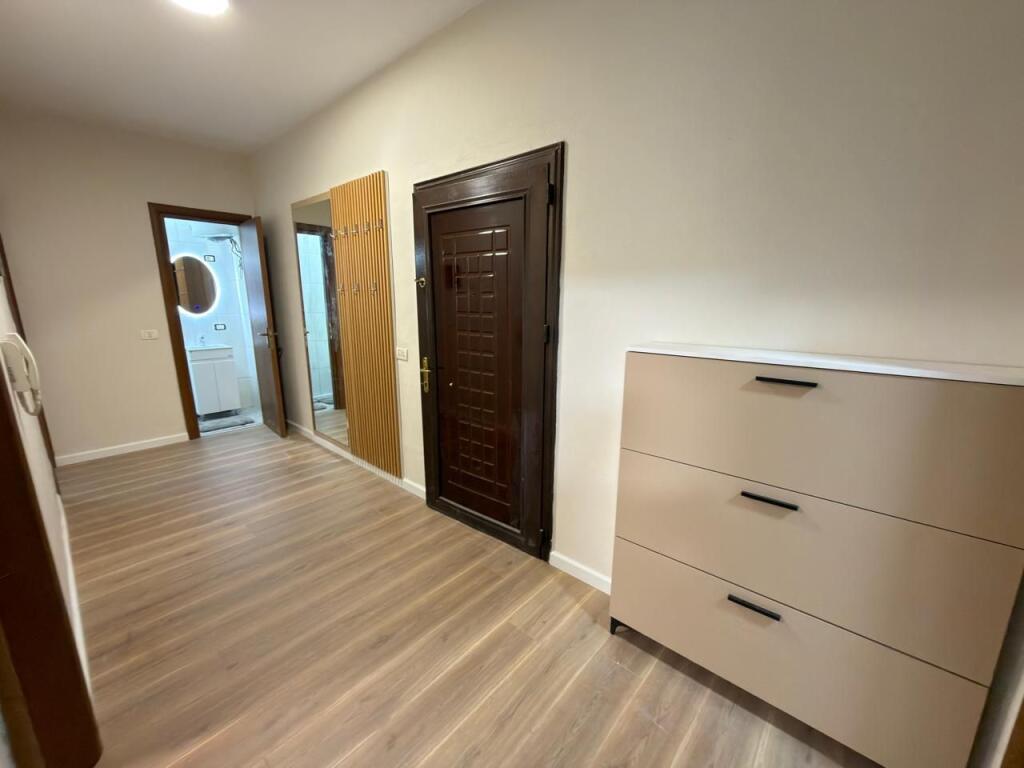 📣Vendesi appartamento 2+1+2 📍 Misto Mame, palazzi Çabej – Via Thoma Koxhaj 📐 101 m² | 2° piano con ascensore 📑 Con ipoteca – possibilità di acquisto con credito 🛋️ Completamente arredato, mai abitato prima 🌅 Orientamento Ovest 🌀 Corridoio distributore 🏠 Balcone che collega tutti gli ambienti 💶 Prezzo: 160 Milioni Leke 📞 Contatto: