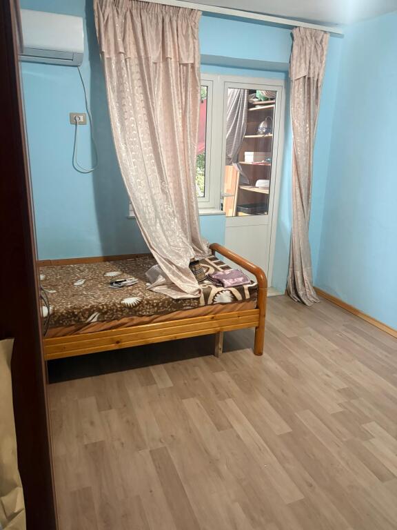 Kerkohet 1 vajze per ndarje qeraje Grada liqeni artificial