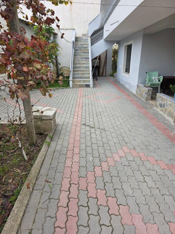 JEPET ME QERA 3+1 TEK BURGU DURRES