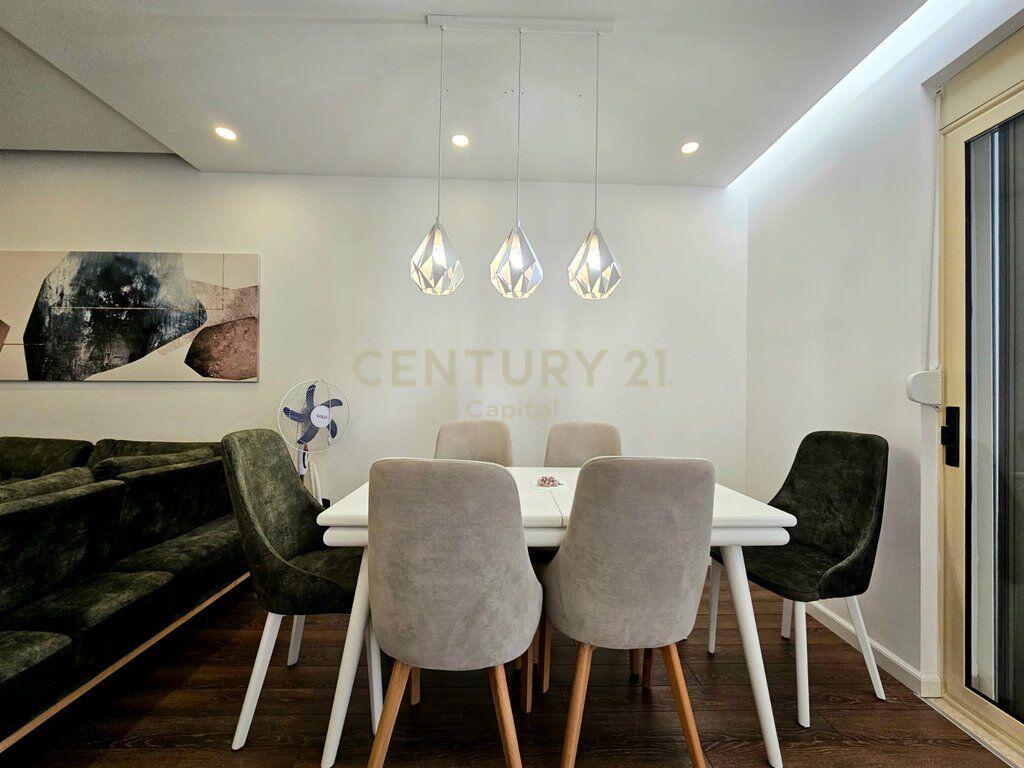 VENDESI APPARTAMENTO 2+1+ GARAGE, A VLORE LUNGOMARE