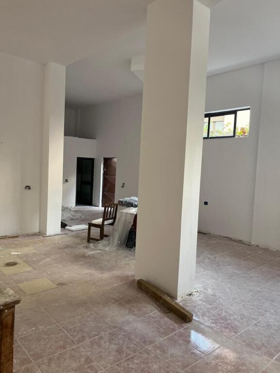 Jepet me qera ambjent biznesi te Komuna e Parisit