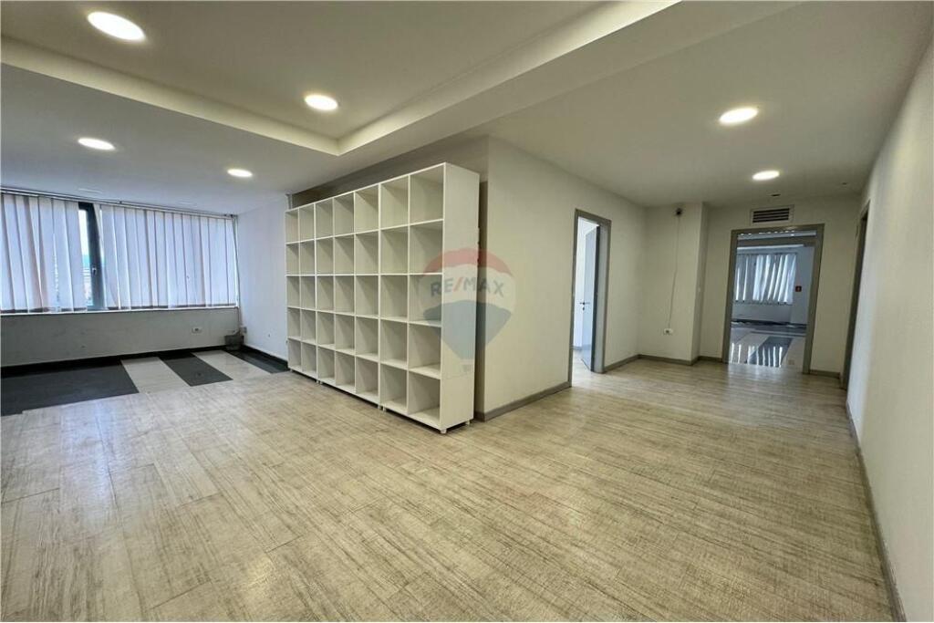 Office 236.5m2 for rent Zogu i Zi!